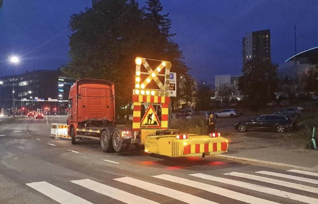 scania törmäysauto takaa työssä